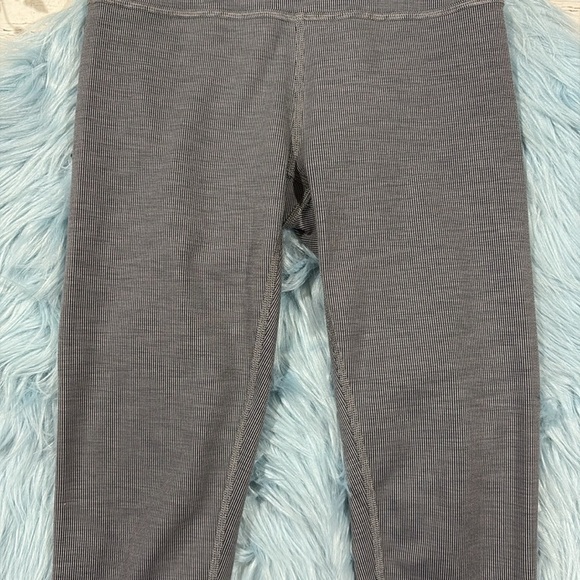 Beyond Yoga Heather Ribbed High Waisted Leggings in Grey - Picture 7 of 8